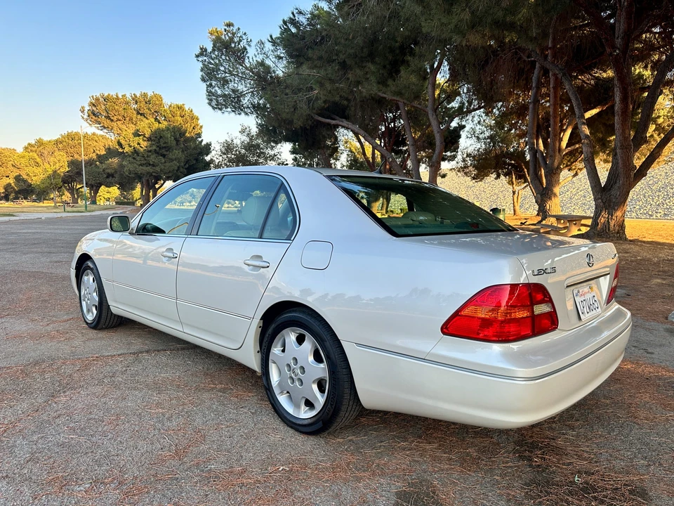 2001 Lexus LS 3rd Gen - Image 11 of 31