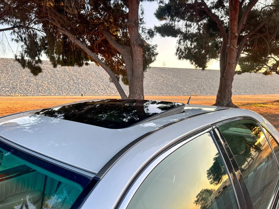2001 Lexus LS 3rd Gen - Image 21 of 31