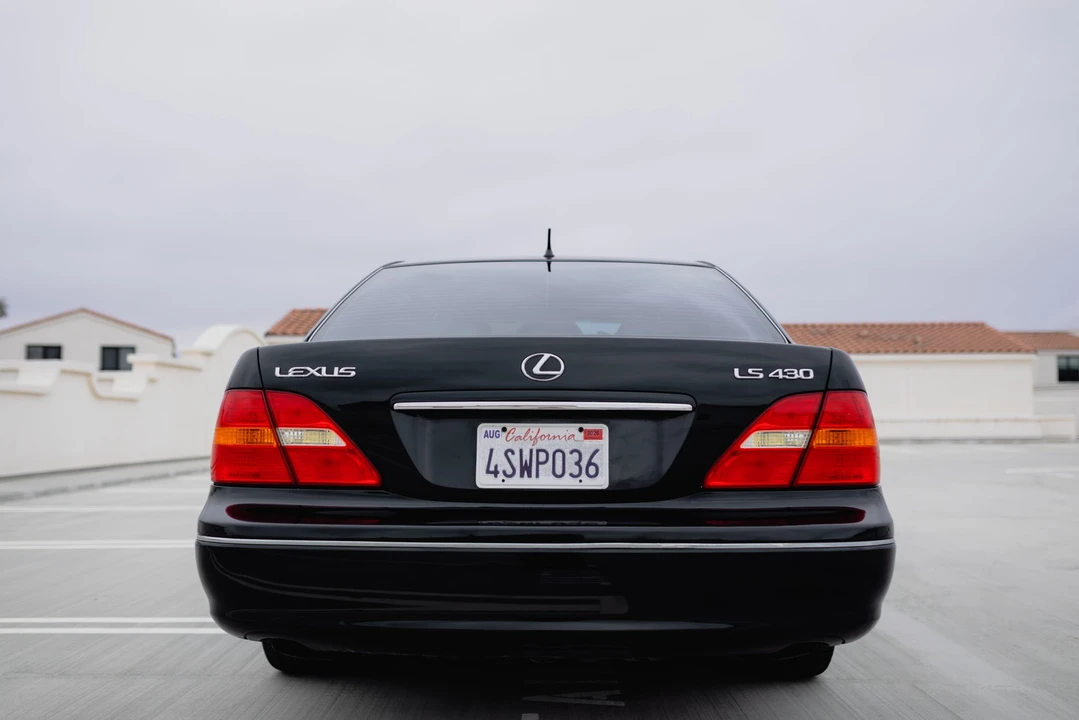 2001 Lexus LS 3rd Gen - Image 15 of 31