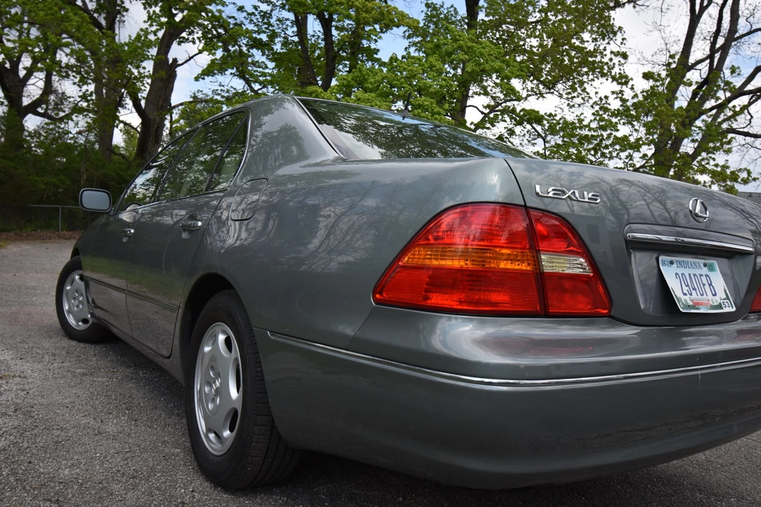 2001 Lexus LS 3rd Gen - Image 25 of 31