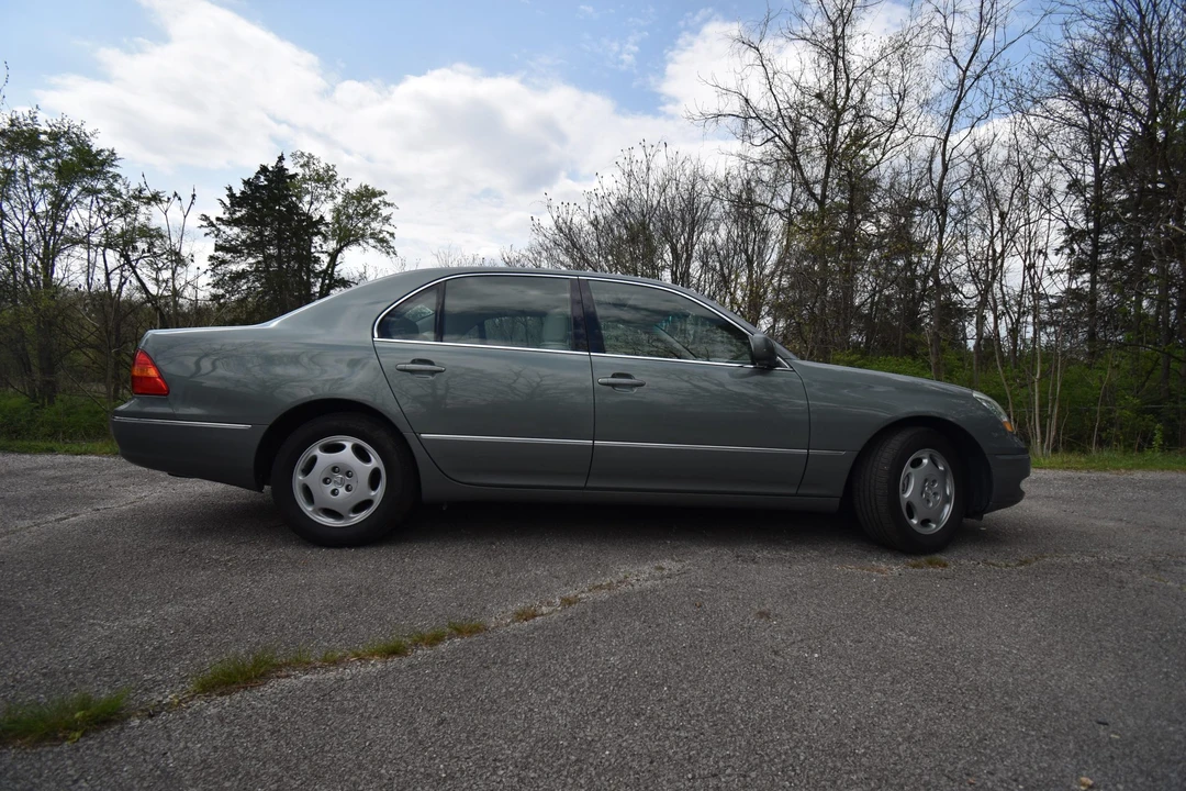 2001 Lexus LS 3rd Gen - Image 4 of 31