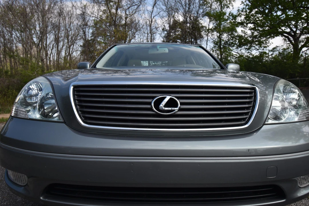2001 Lexus LS 3rd Gen - Image 17 of 31