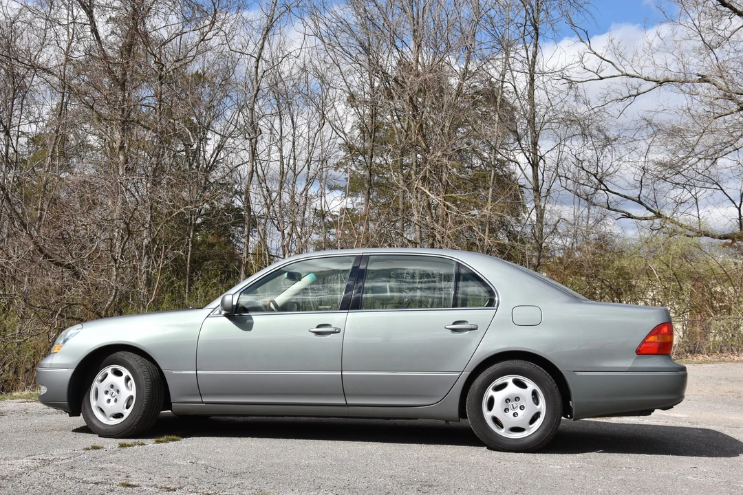 2001 Lexus LS 3rd Gen - Image 13 of 31