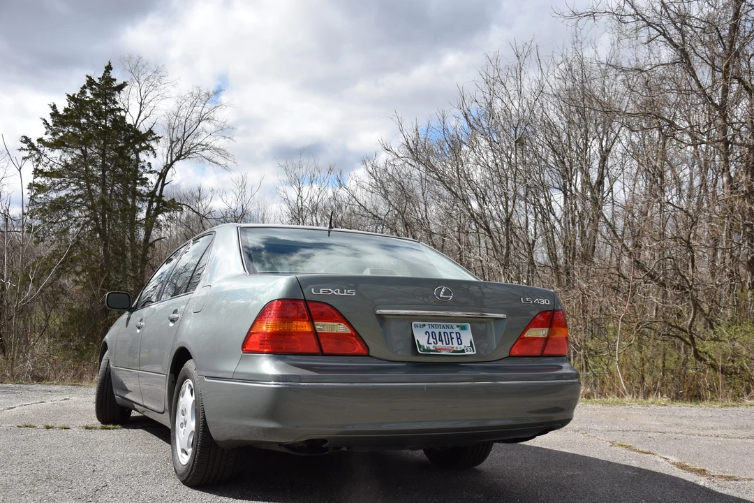 2001 Lexus LS 3rd Gen - Image 10 of 31