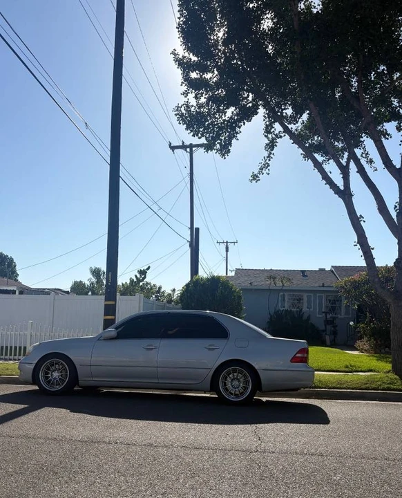 2001 Lexus LS 3rd Gen - Image 6 of 8