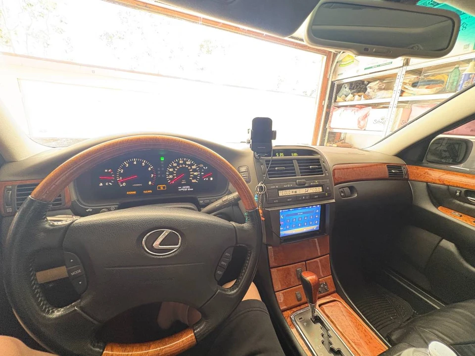 2001 Lexus LS 3rd Gen - Image 7 of 8