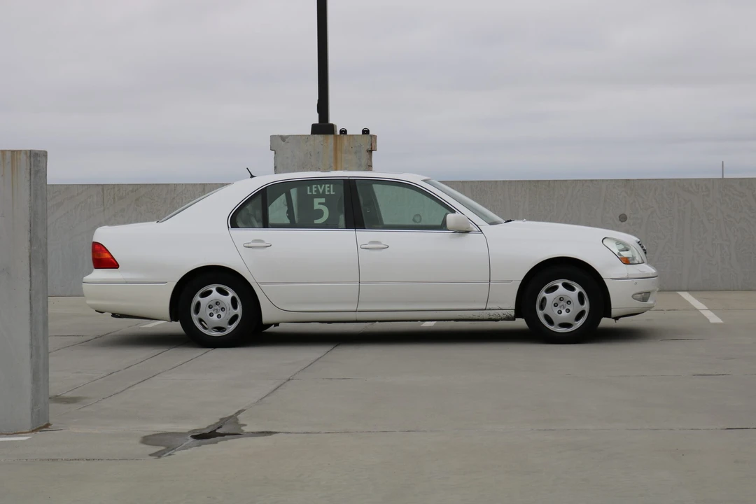 2001 Lexus LS 3rd Gen - Image 19 of 31