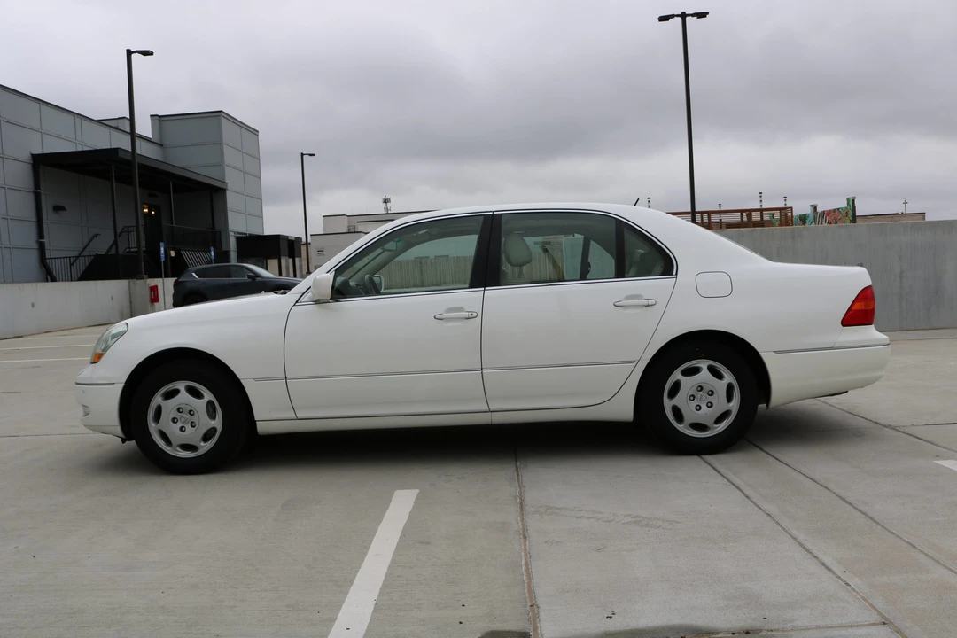 2001 Lexus LS 3rd Gen - Image 9 of 31