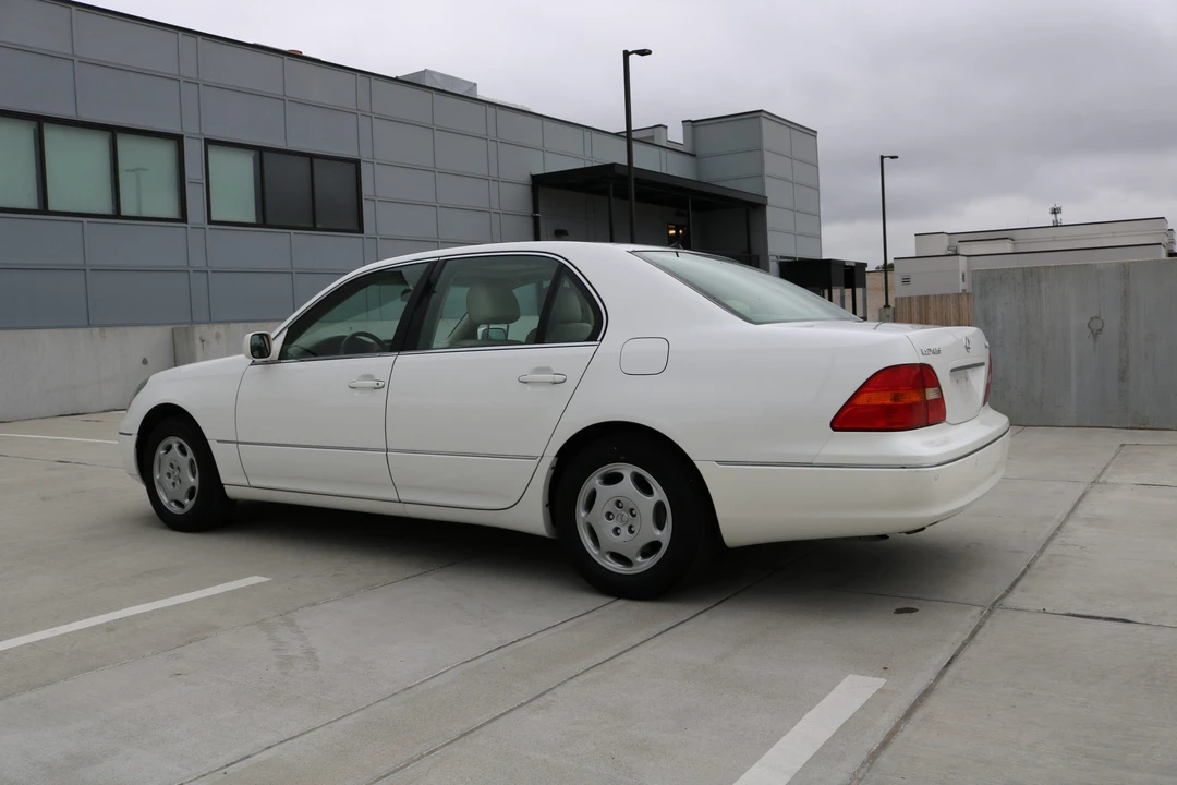2001 Lexus LS 3rd Gen - Image 10 of 31