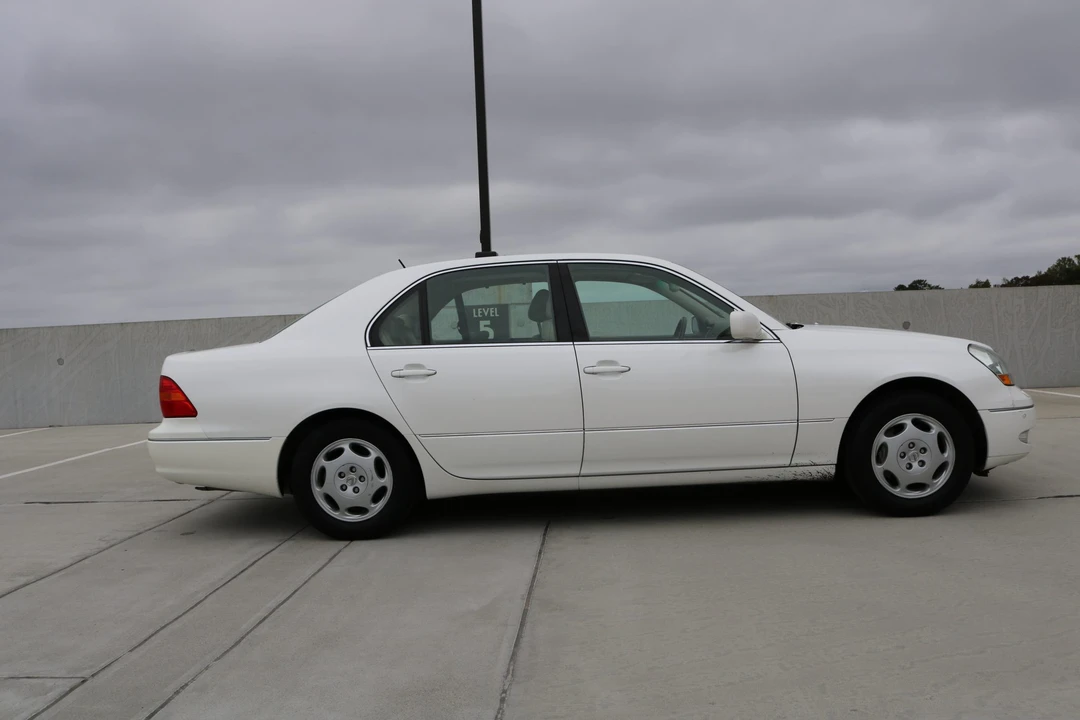2001 Lexus LS 3rd Gen - Image 18 of 31