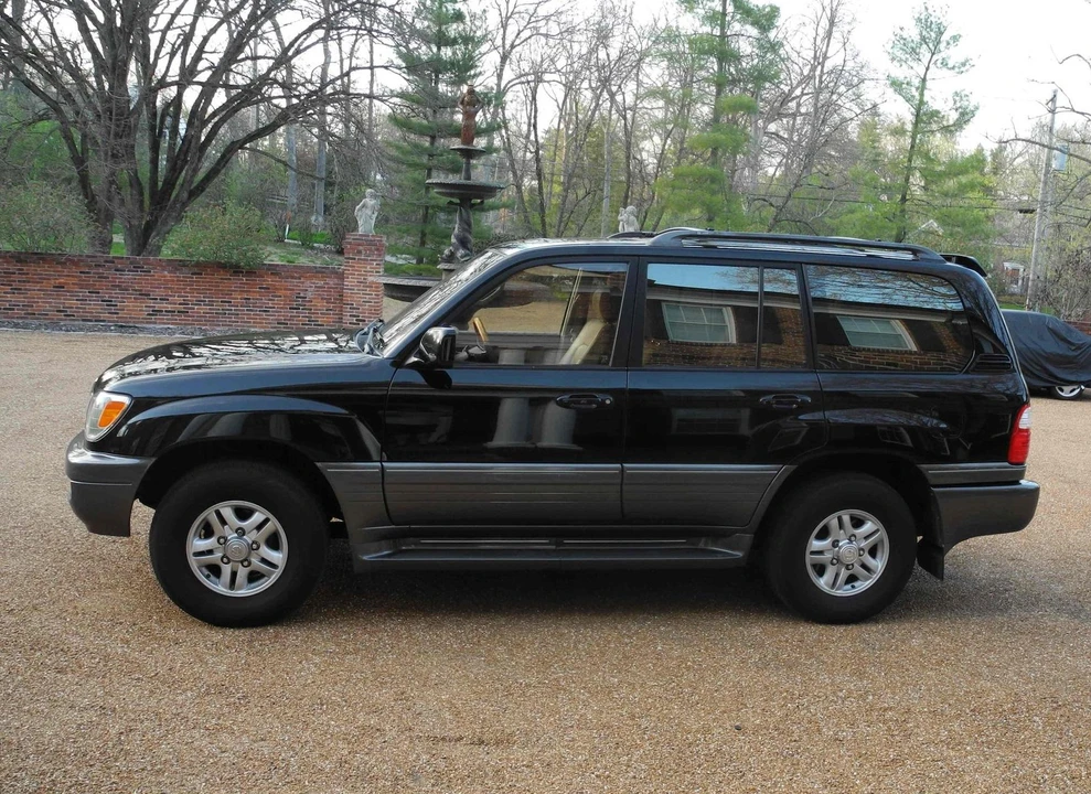 2001 Lexus LX 2nd Gen - Image 2 of 5