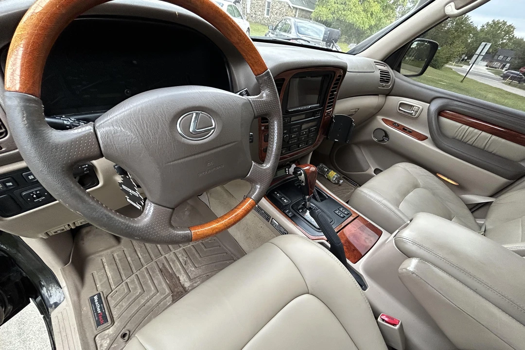 2001 Lexus LX 2nd Gen - Image 26 of 31