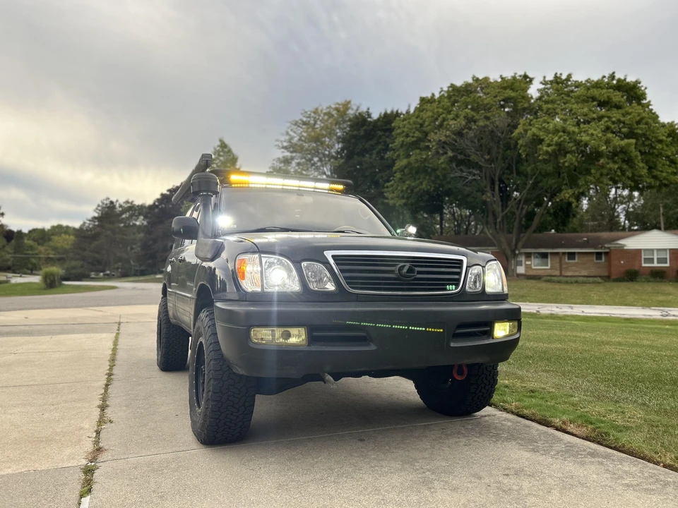 2001 Lexus LX 2nd Gen - Image 11 of 31