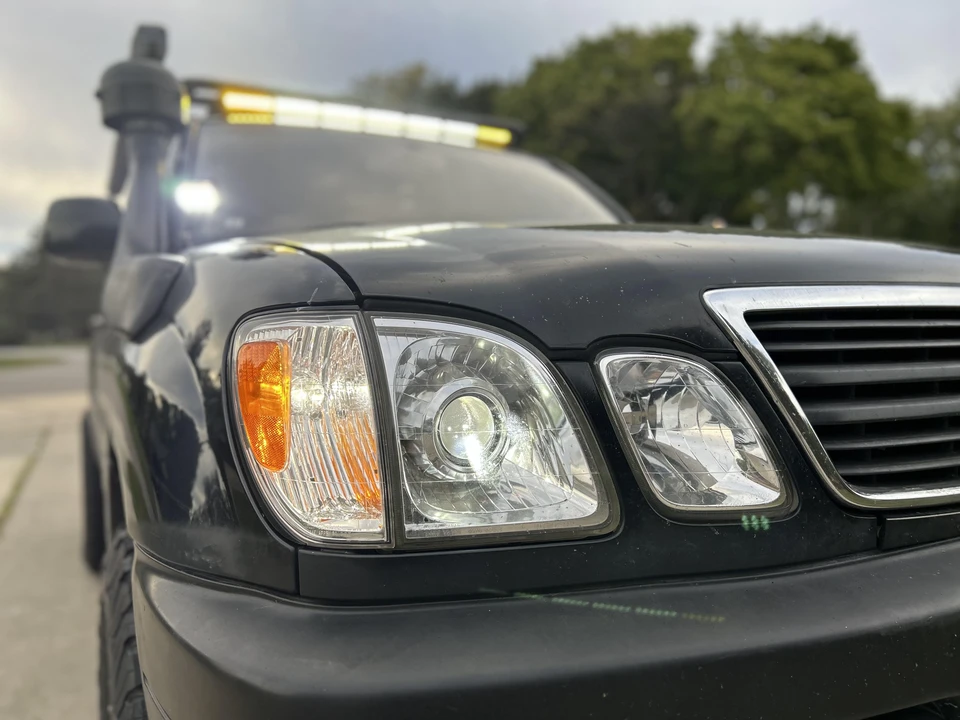 2001 Lexus LX 2nd Gen - Image 12 of 31