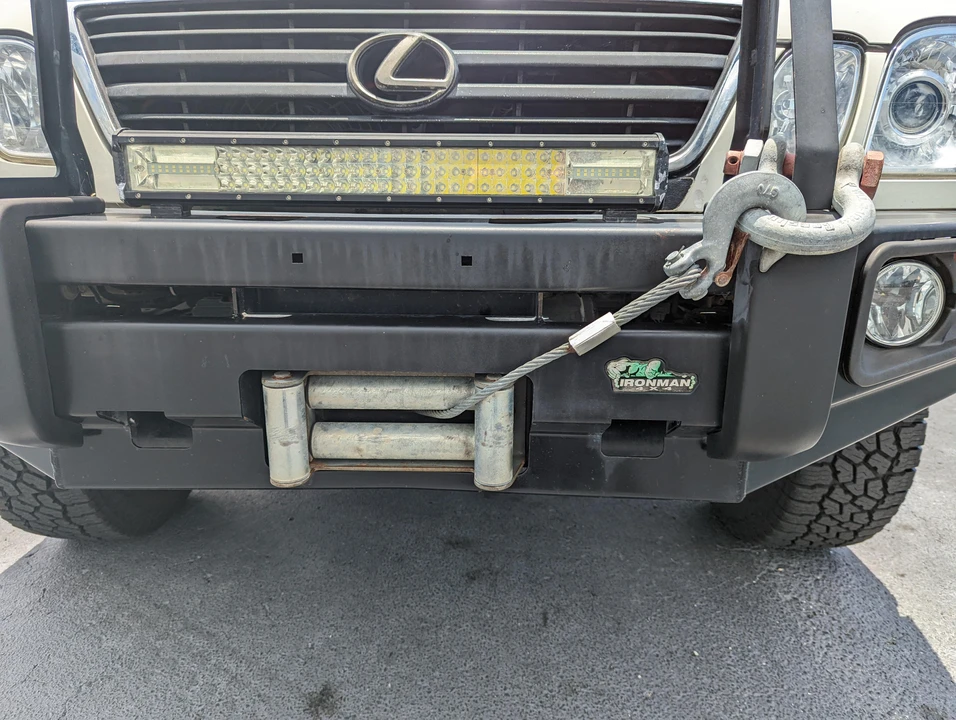 2001 Lexus LX 2nd Gen - Image 14 of 31