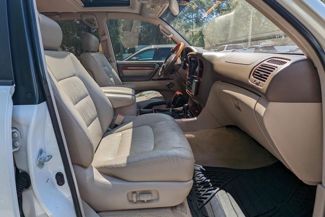 2001 Lexus LX 2nd Gen - Image 25 of 31