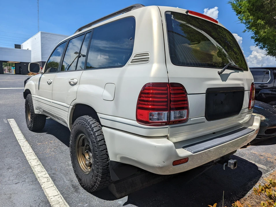 2001 Lexus LX 2nd Gen - Image 9 of 31