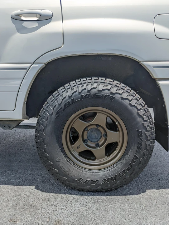 2001 Lexus LX 2nd Gen - Image 21 of 31