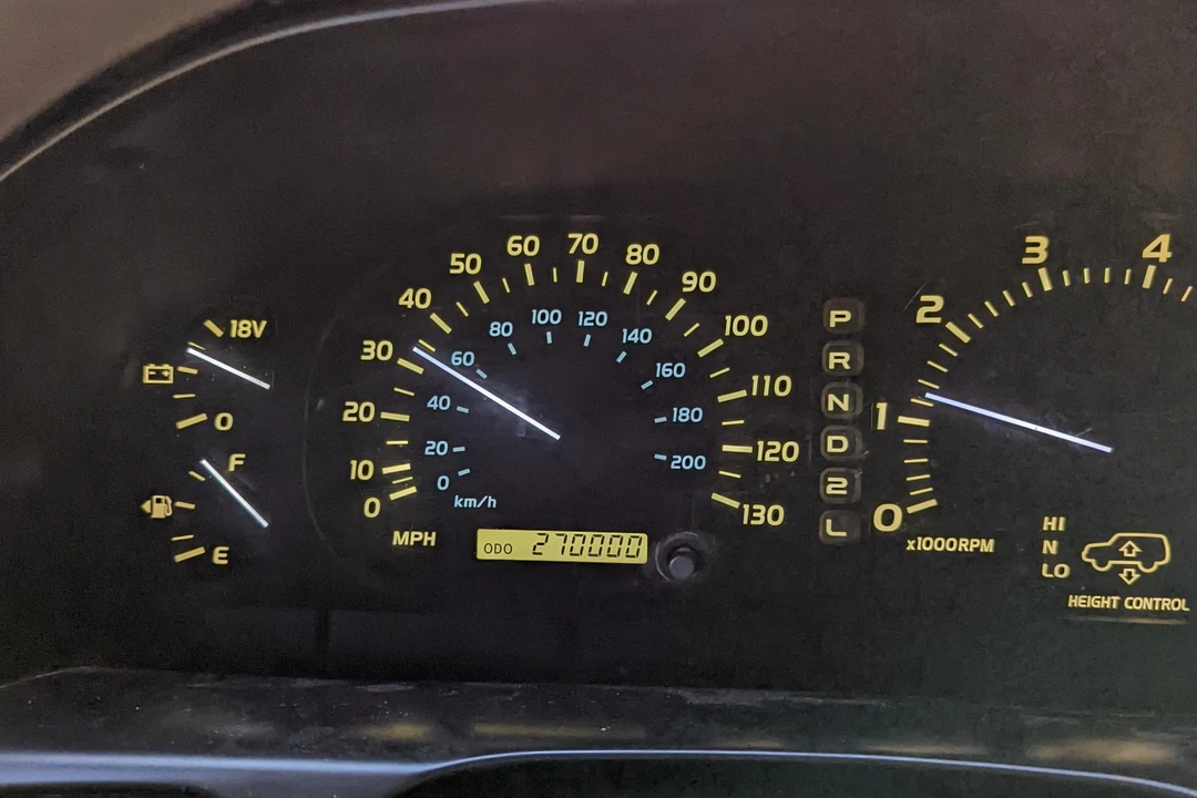 2001 Lexus LX 2nd Gen - Image 27 of 31