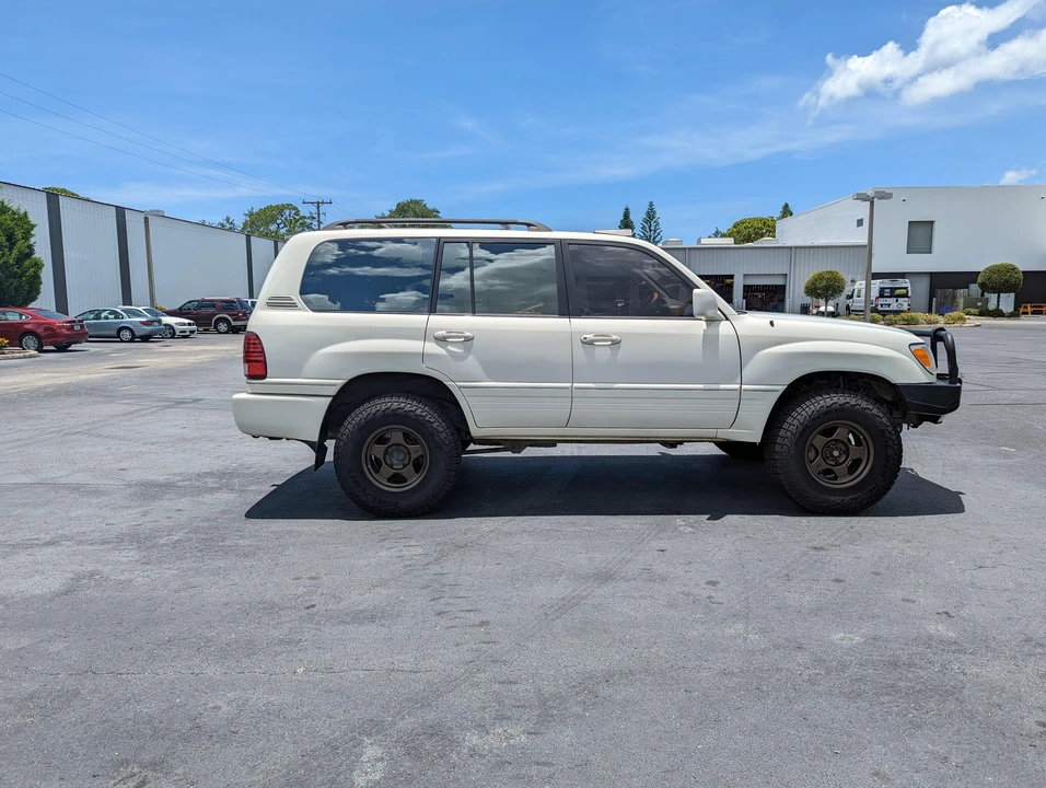 2001 Lexus LX 2nd Gen - Image 11 of 31