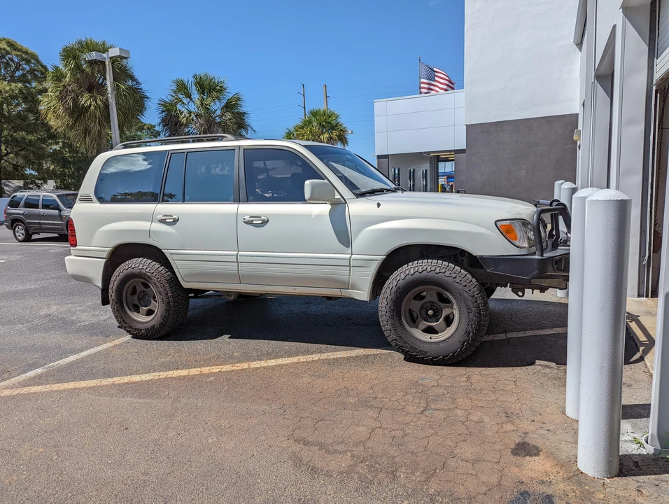 2001 Lexus LX 2nd Gen - Image 12 of 31