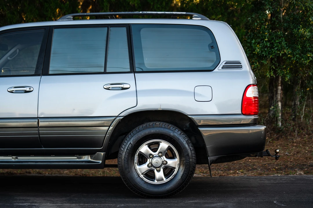 2001 Lexus LX 2nd Gen - Image 27 of 31