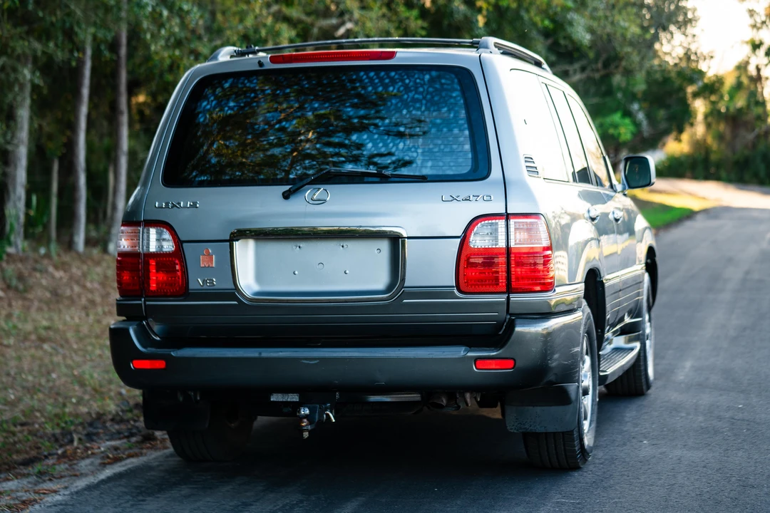 2001 Lexus LX 2nd Gen - Image 16 of 31