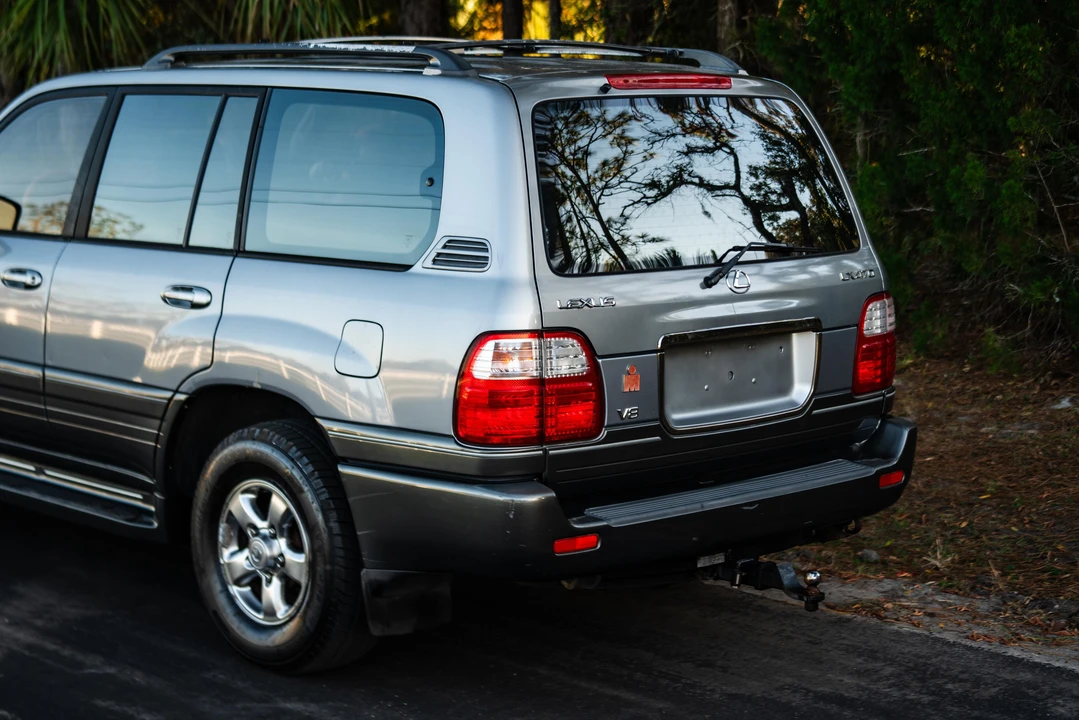 2001 Lexus LX 2nd Gen - Image 28 of 31
