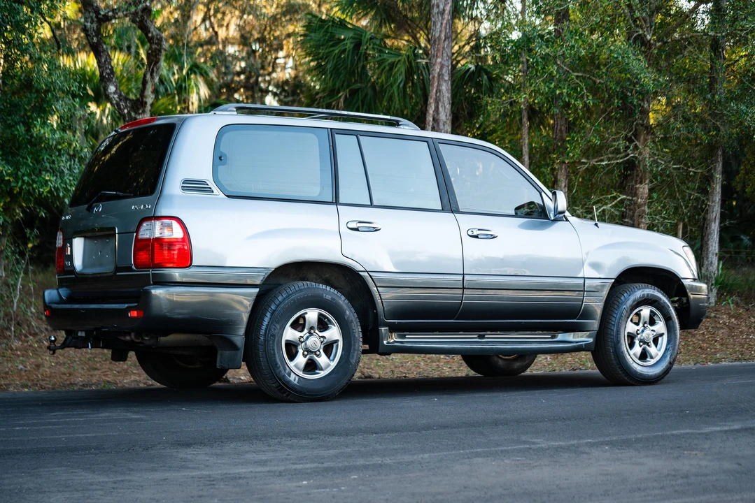2001 Lexus LX 2nd Gen - Image 18 of 31