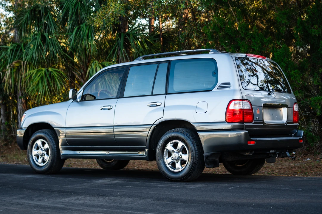 2001 Lexus LX 2nd Gen - Image 11 of 31