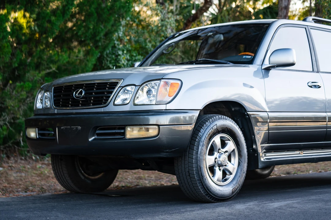 2001 Lexus LX 2nd Gen - Image 24 of 31