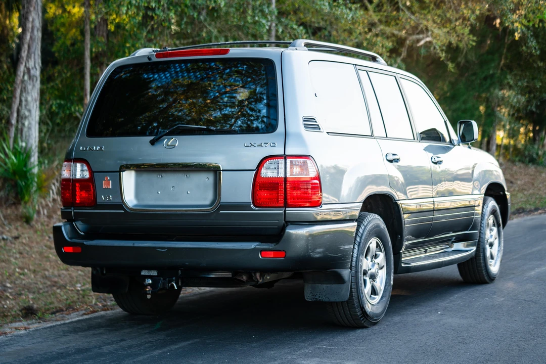2001 Lexus LX 2nd Gen - Image 17 of 31