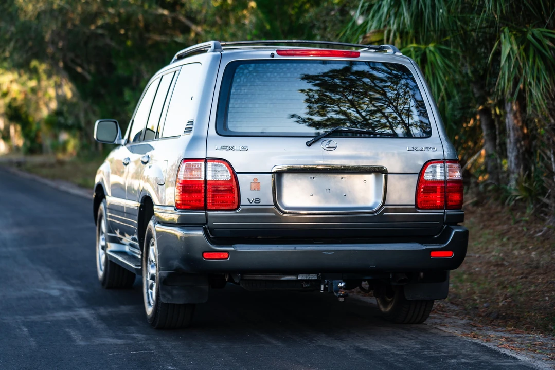 2001 Lexus LX 2nd Gen - Image 14 of 31
