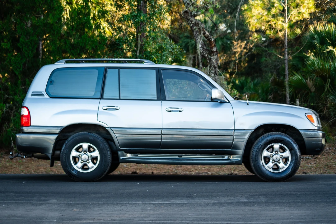 2001 Lexus LX 2nd Gen - Image 19 of 31