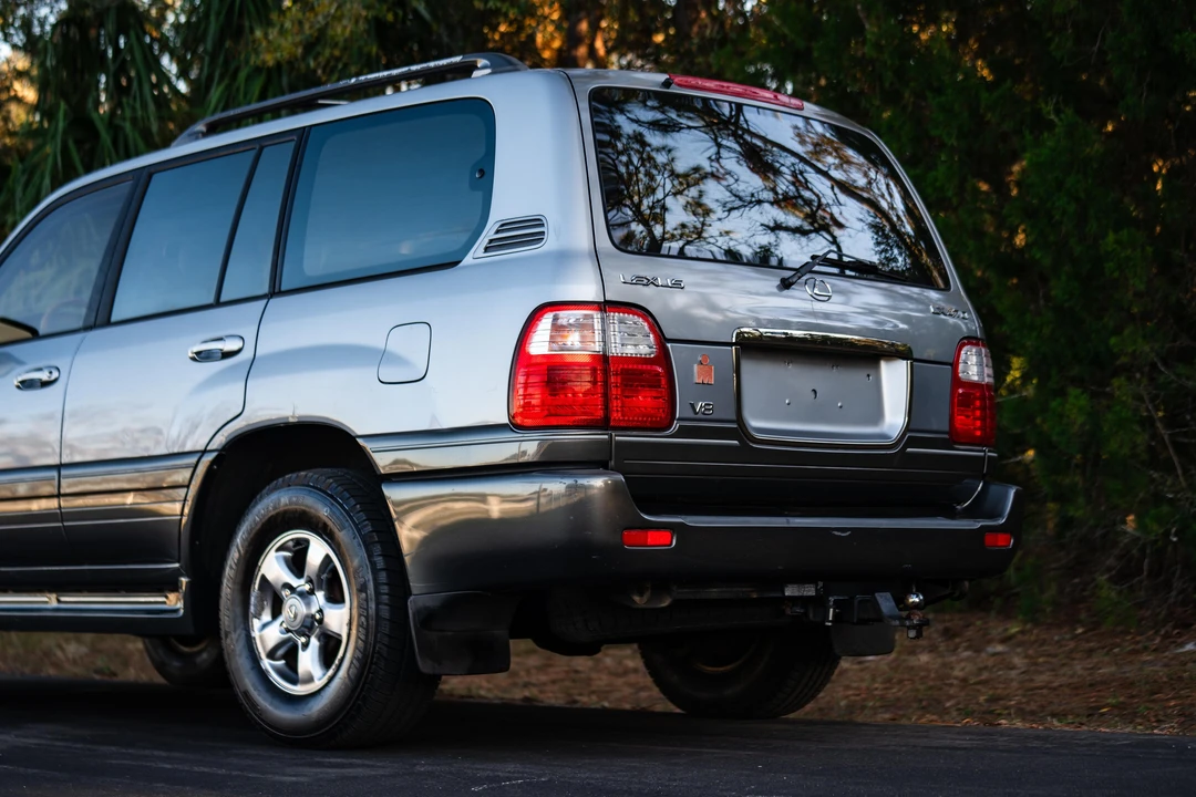 2001 Lexus LX 2nd Gen - Image 29 of 31