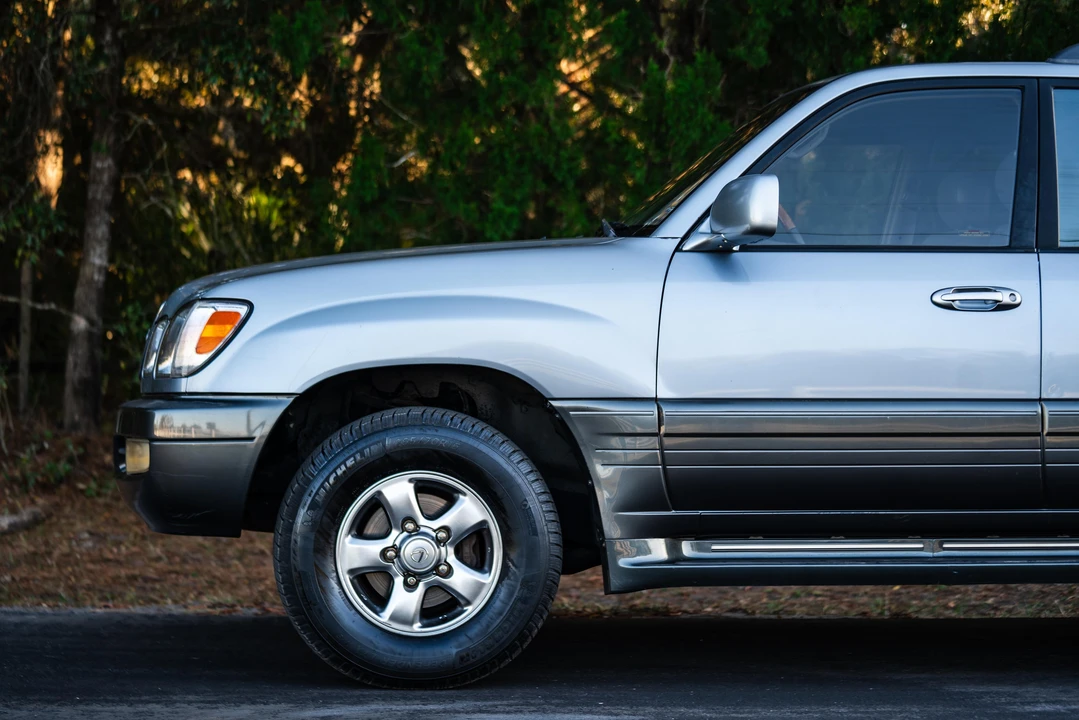 2001 Lexus LX 2nd Gen - Image 25 of 31