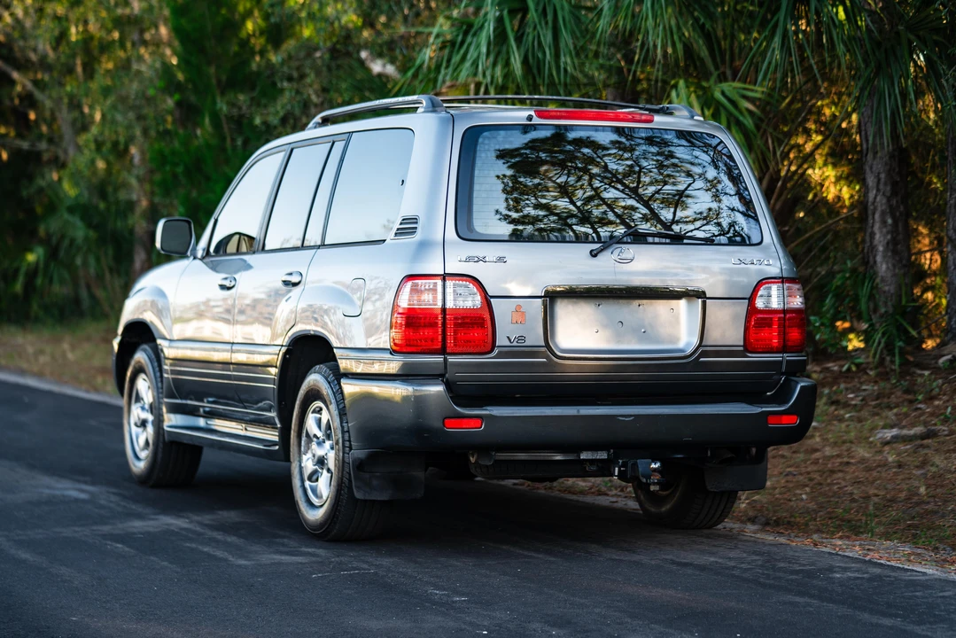 2001 Lexus LX 2nd Gen - Image 13 of 31