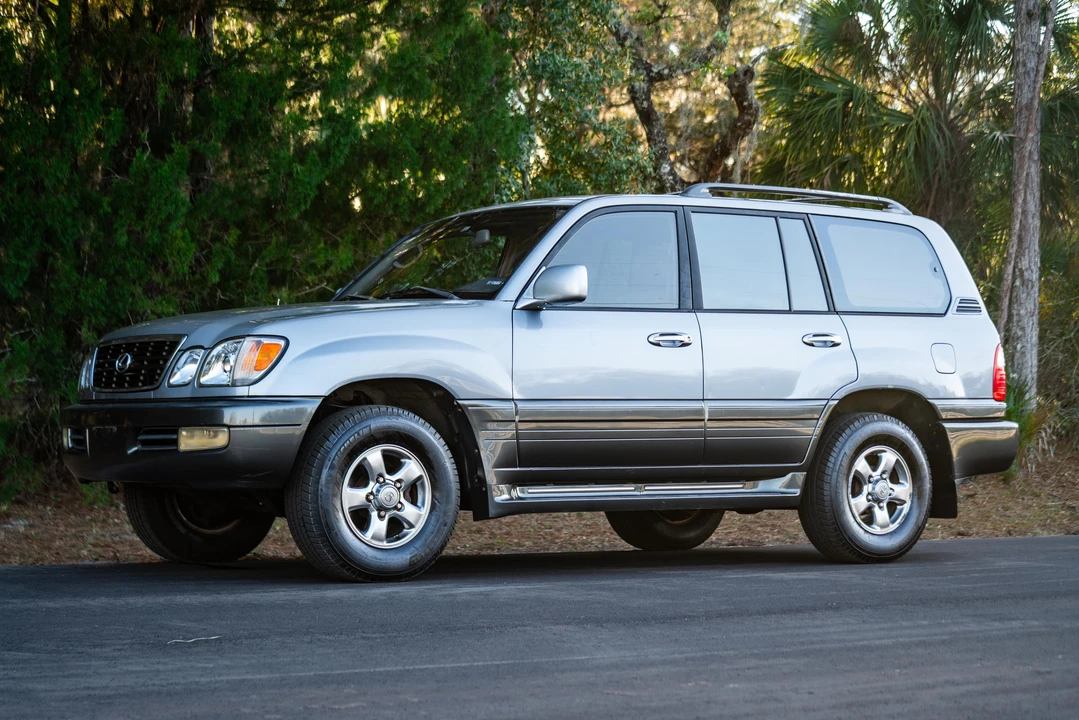 2001 Lexus LX 2nd Gen - Image 10 of 31