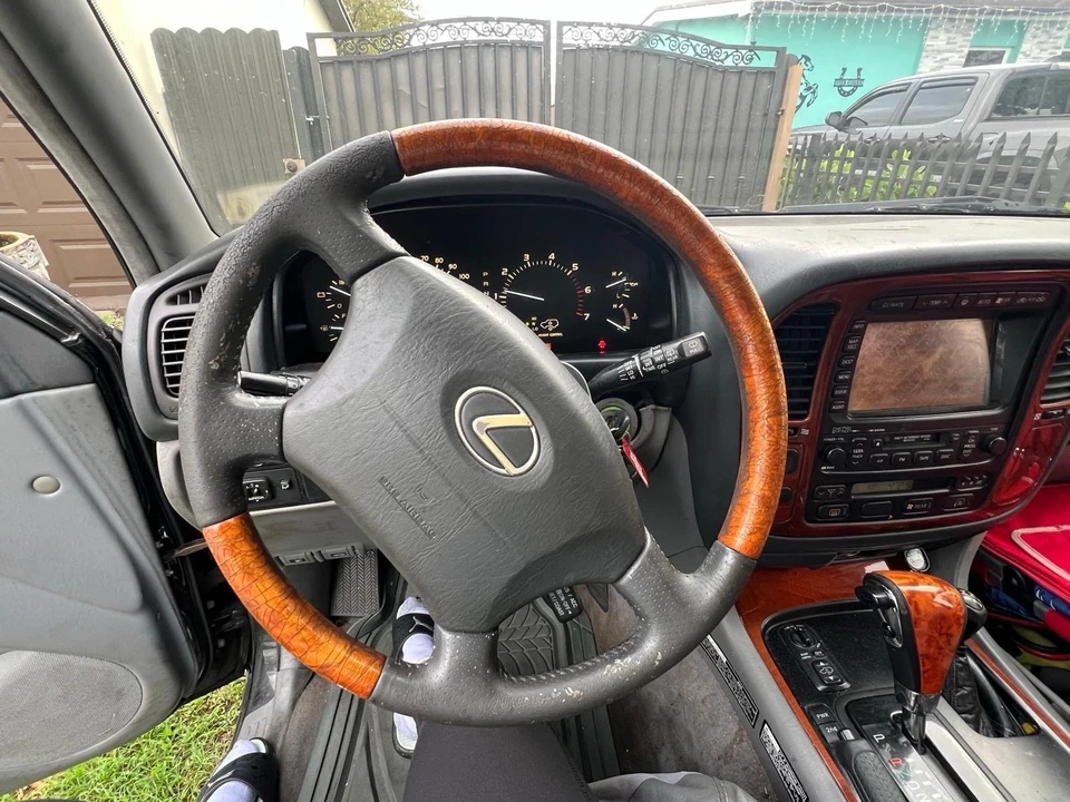 2001 Lexus LX 2nd Gen - Image 11 of 19