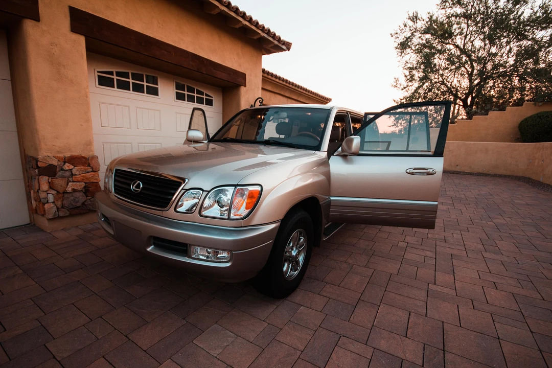 2001 Lexus LX 2nd Gen - Image 9 of 31