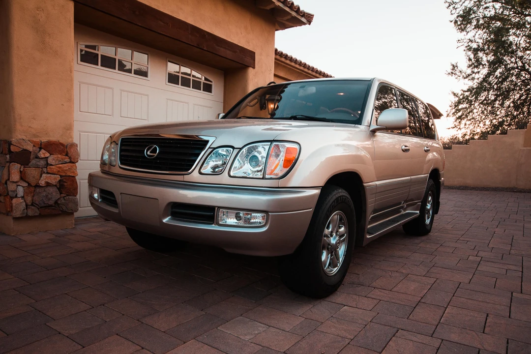 2001 Lexus LX 2nd Gen - Image 11 of 31