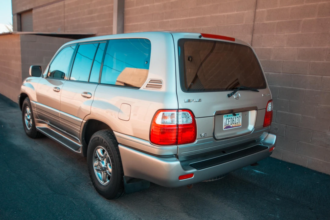 2001 Lexus LX 2nd Gen - Image 17 of 31