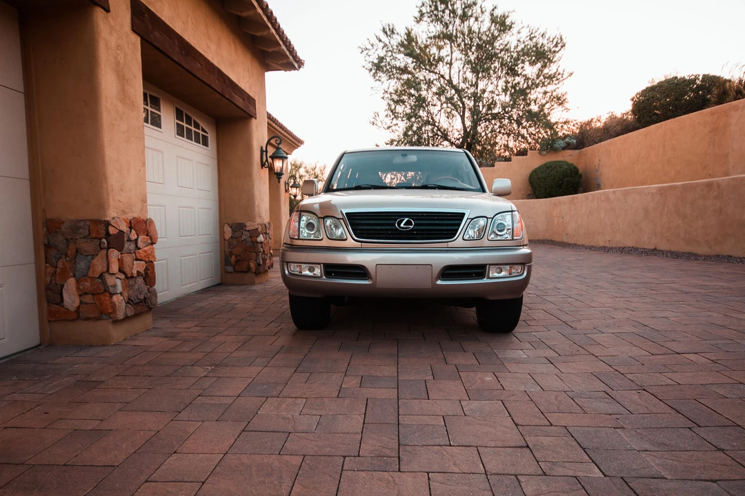 2001 Lexus LX 2nd Gen - Image 6 of 31