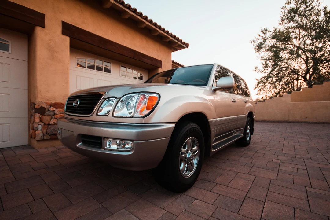 2001 Lexus LX 2nd Gen - Image 10 of 31