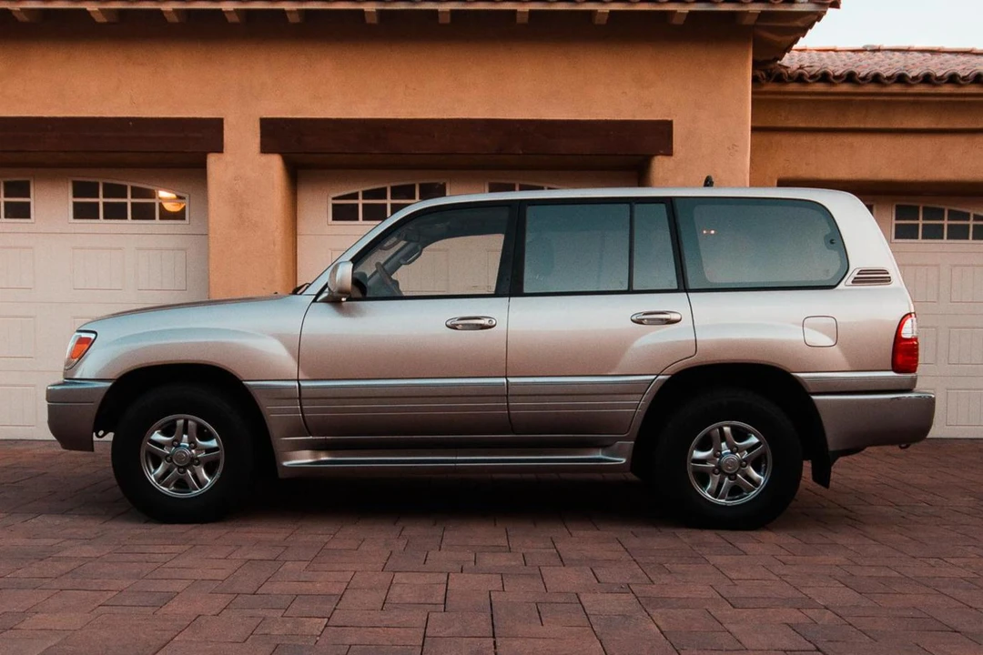 2001 Lexus LX 2nd Gen - Image 3 of 31