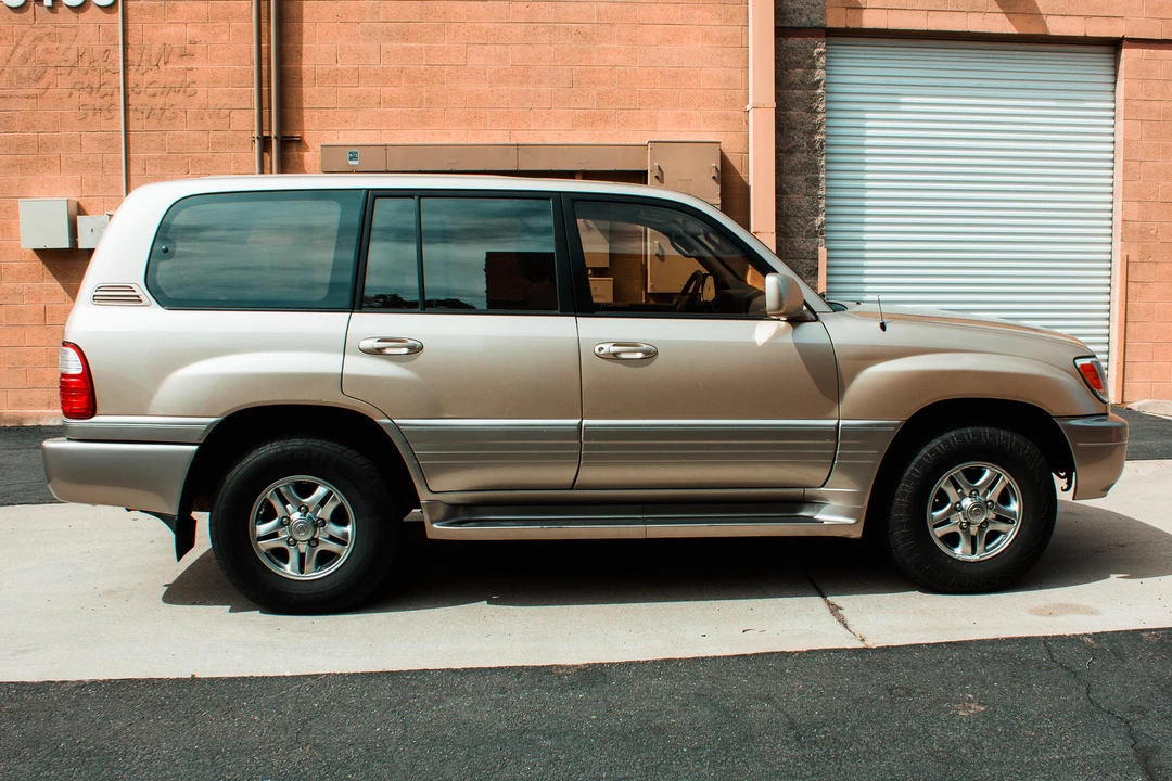 2001 Lexus LX 2nd Gen - Image 19 of 31