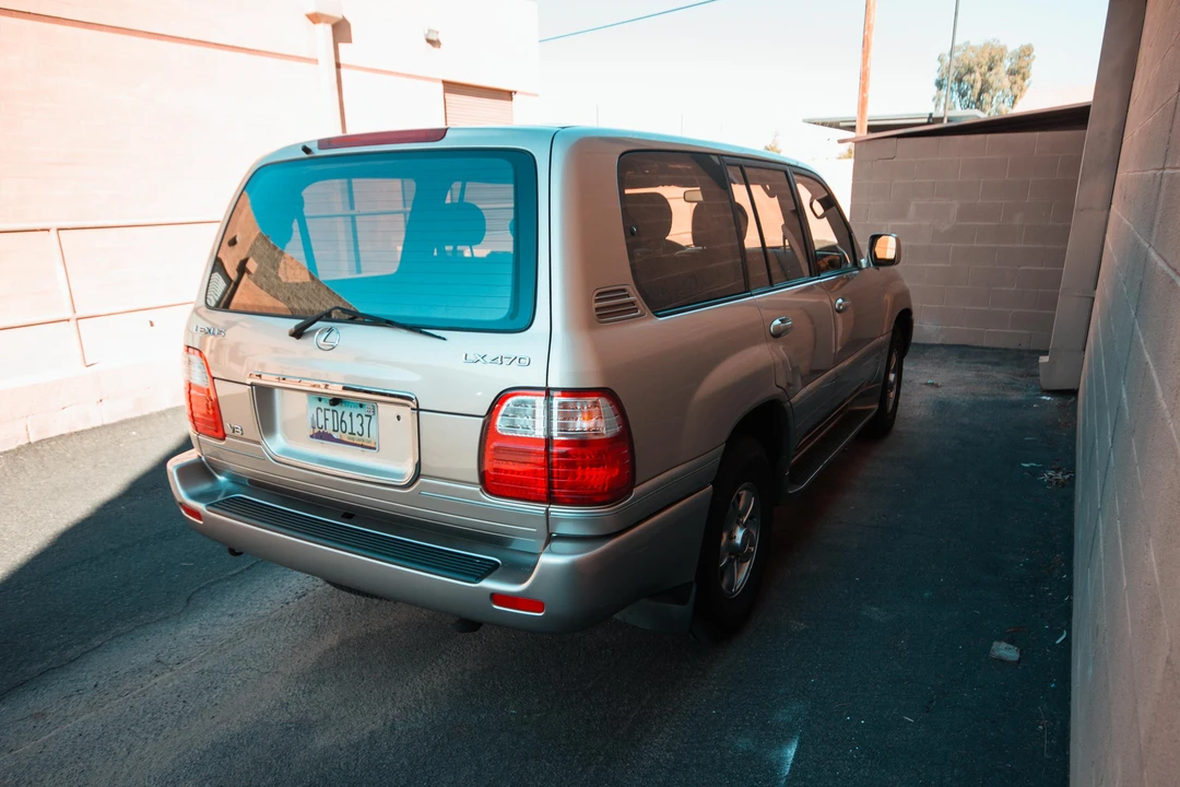 2001 Lexus LX 2nd Gen - Image 18 of 31