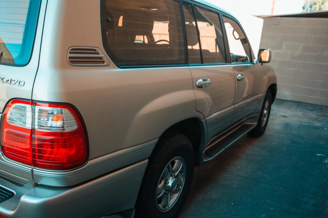 2001 Lexus LX 2nd Gen - Image 25 of 31