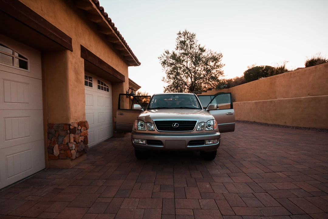 2001 Lexus LX 2nd Gen - Image 7 of 31