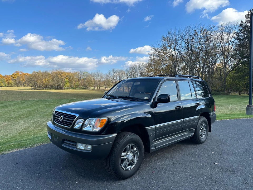 2001 Lexus LX 2nd Gen - Image 11 of 31